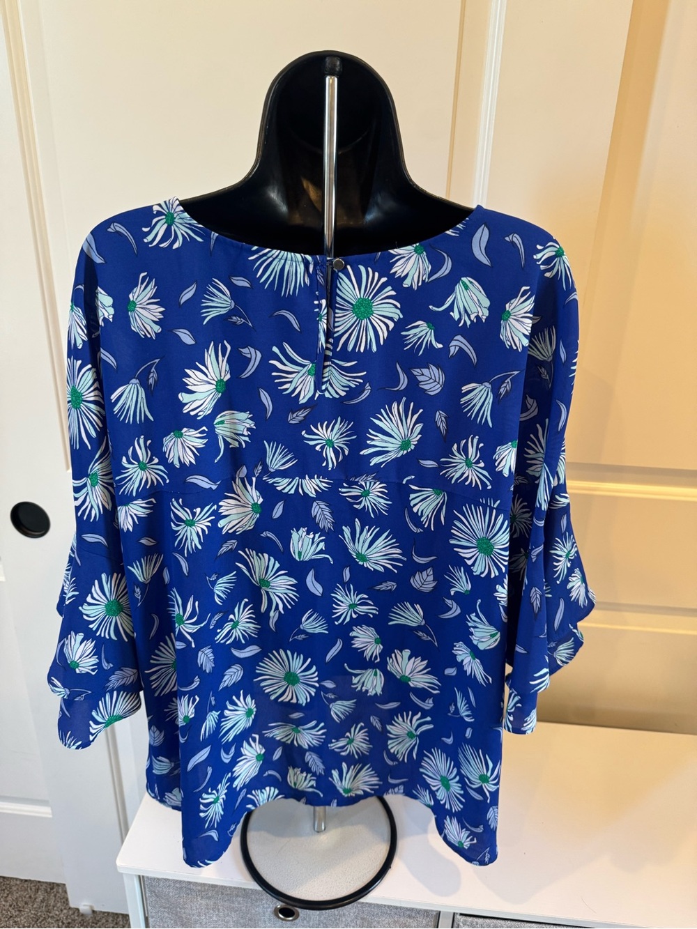 Liz Claiborne Royal Blue Floral Scoop Neck Top - Picture 2 of 3
